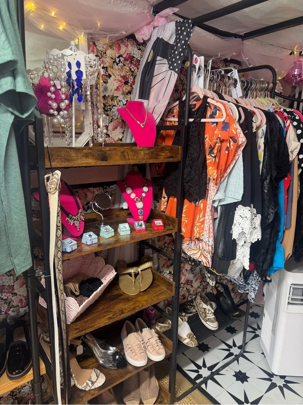 Vendor boutique thrift trailer business w/ inventory